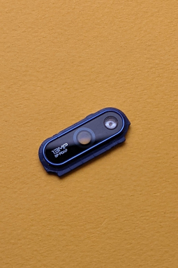 Скло на камеру Huawei Y6 (2018) чорне в рамці синього кольору.