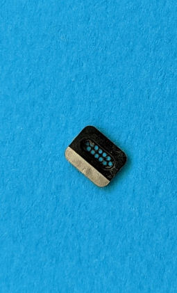 Металева сіточка, що накладається на динамік OnePlus 6